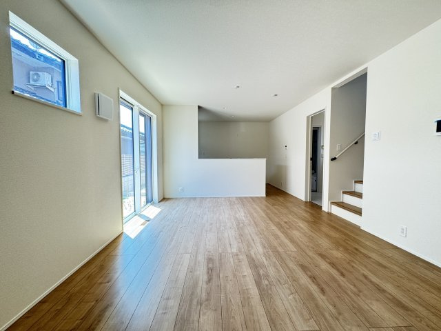 リナージュ前橋南町２丁目24-1期 　4号棟の居間・リビング|人気の対面式キッチンを配した空間はお好みの家具も合わせやすく、家族がくつろぐ快適な空間造りをサポート。窓からは明るい陽光が差し込みます。