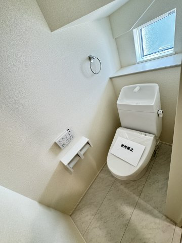 リナージュ前橋南町２丁目24-1期 　4号棟のトイレ|1階トイレです。清潔感のある白を基調としています。
温水洗浄・便座暖房機能の付いた快適なトイレです☆