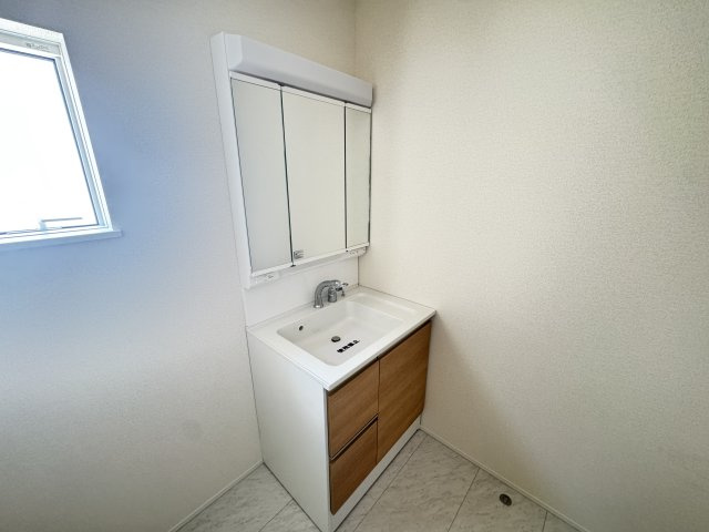 リナージュ前橋南町２丁目24-1期 　4号棟の独立洗面台|シャワー水栓付き洗面台で朝の身支度もバッチリです！
洗面台には収納スペースもあり洗面室もすっきり片付きますよ！