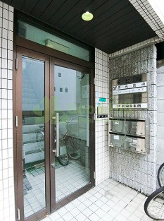 栄ビルのエントランス|毎日通るエントランスはこのようになっています