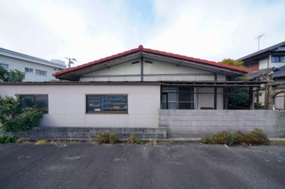 【外観】 | 倉敷市中島96坪の広い整形地！（解体更地渡し） | 東側から見た解体予定の建物です。
