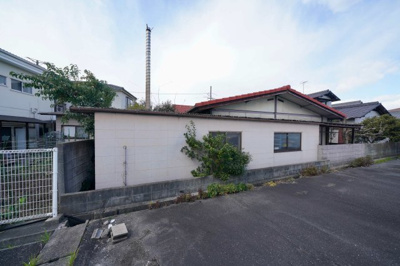【外観】 | 倉敷市中島96坪の広い整形地！（解体更地渡し） | 東側から見た解体予定の建物です。