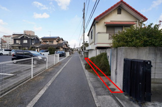 【前面道路含む現地写真】 | 建物を建てるためには、現在の道路から30センチのセットバックを要します。