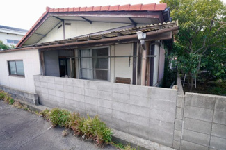 【周辺】 | 東側から見た解体予定の建物です。