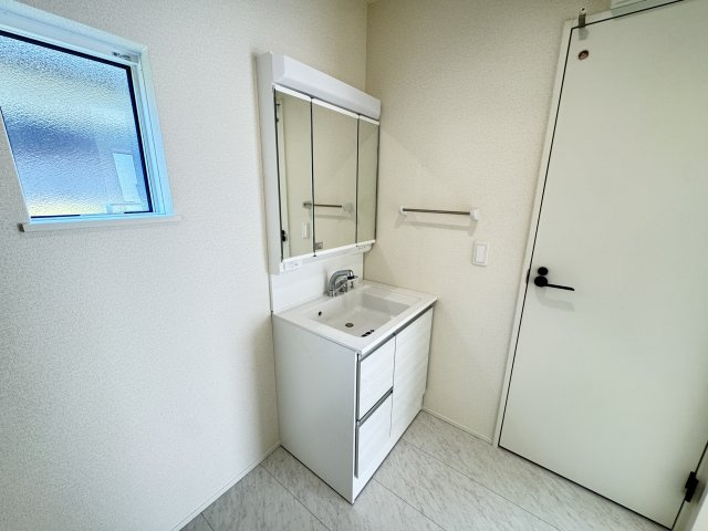 リナージュ前橋南町２丁目24-1期 　2号棟の独立洗面台|シャワー水栓付き洗面台で朝の身支度もバッチリです！
洗面台には収納スペースもあり洗面室もすっきり片付きますよ！