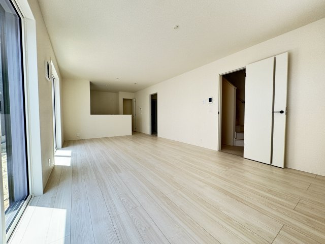 リナージュ前橋南町２丁目24-1期 　2号棟の居間・リビング|19.7帖の広々リビング♪人気の対面式キッチンを配した空間はお好みの家具も合わせやすく、家族がくつろぐ快適な空間造りをサポート。窓からは明るい陽光が差し込みます。