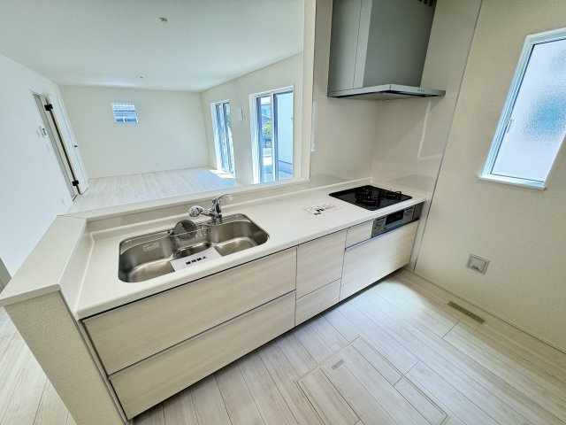 リナージュ前橋南町２丁目24-1期 　2号棟のキッチン|人気のカウンターキッチン採用です☆
コンロも３口ご用意しています！調理スペースも広くストレスなくお料理できます。
浄水器つきなので美味しいお水も飲めますよ♪