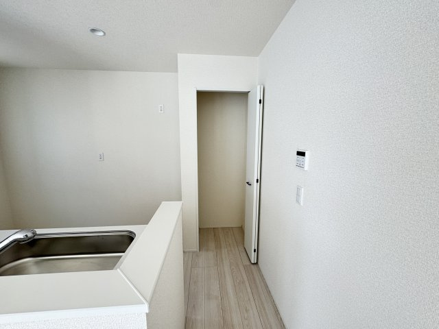 リナージュ前橋南町２丁目24-1期 　2号棟の収納|キッチン横に嬉しい収納ついてます。
食材のストックや調理器具の収納にいかがでしょうか。