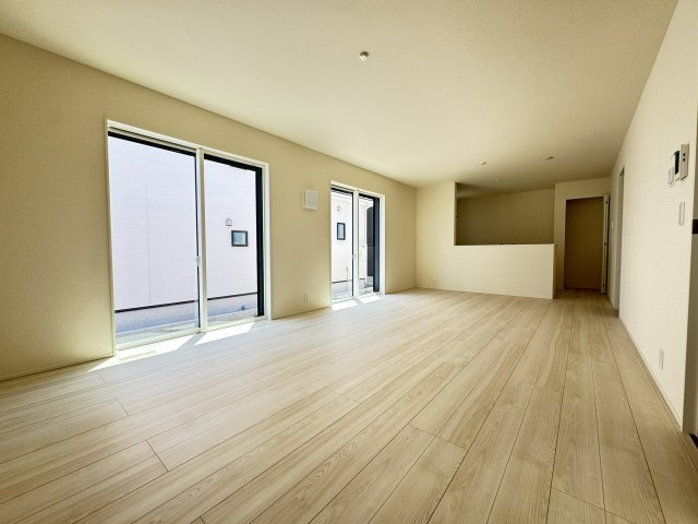 リナージュ前橋南町２丁目24-1期 　2号棟の居間・リビング|人気の対面式キッチンを配した空間はお好みの家具も合わせやすく、家族がくつろぐ快適な空間造りをサポート。窓からは明るい陽光が差し込みます。