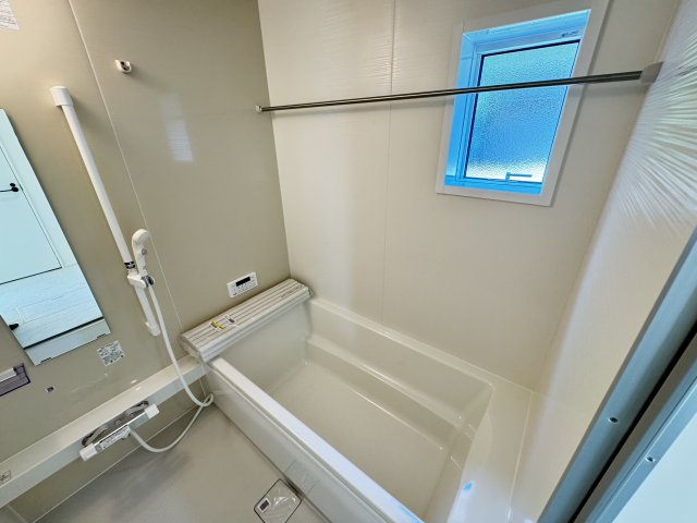 リナージュ前橋南町２丁目24-1期 　2号棟の浴室|１坪タイプのフルオートバスです！
足を延ばして入れる広さなので一日の疲れも癒されますよ♪
室内物干しや浴室乾燥機もあるのでお天気の悪い日にはランドリースペースとしてもご利用できます！