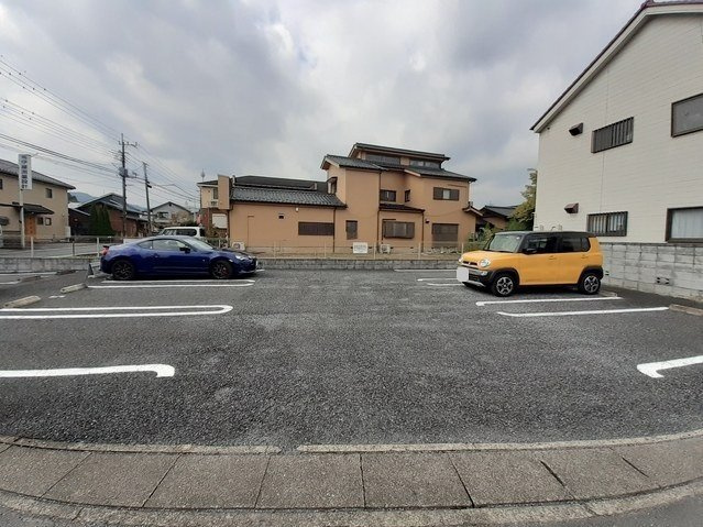 ポライトツリーの駐車場