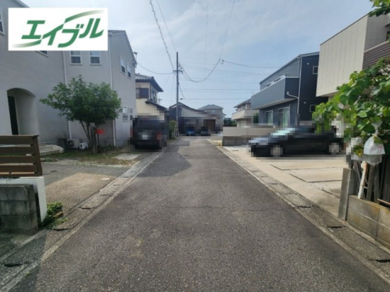 小牧市小木南３丁目　中古戸建の前面道路含む現地写真