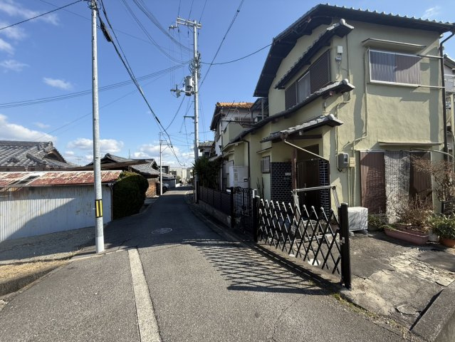 岸和田市尾生町2丁目　中古戸建の前面道路含む現地写真