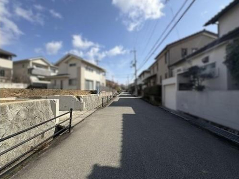 箕面市粟生外院４丁目　土地の前面道路含む現地写真