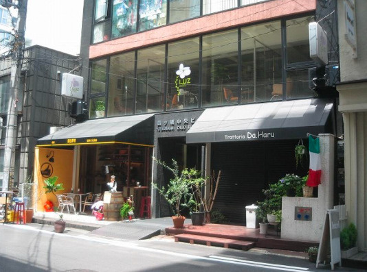四ツ橋中央ビルの外観|カフェが1階にはございます☆