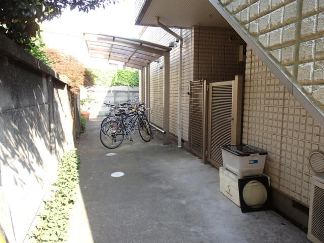 クレスト自由が丘のその他共用部分|★敷地内屋根付き駐輪場★