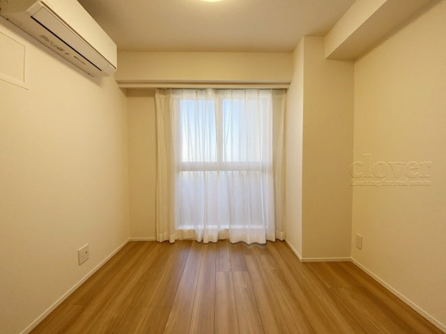【子供部屋】 | グランドメゾン大森山王 | 収納スペースを備えた洋室。現地をご覧になった際には、部屋の大きさのほか、収納部分のサイズなどもご確認ください。～即日のご見学可能～　お問合せはお気軽にどうぞ。
