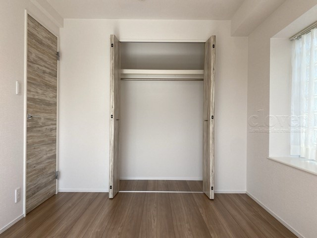 【収納】 | グランドメゾン大森山王 | クローゼットの画像です。大きく左右に開いた扉の開放のしやすさと、奥行きを含めた収納部分のサイズ感をぜひ現地にてご確認ください。～即日のご見学可能～　お問合せはお気軽にどうぞ。

