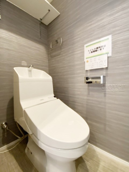 【トイレ】 | グランドメゾン大森山王 | 上部に収納を備えたトイレです。自宅の中でも最もプライベートな空間だからこそ、ほしい「落ち着き」がここにあります。～即日のご見学可能～　お問合せはお気軽にどうぞ。
