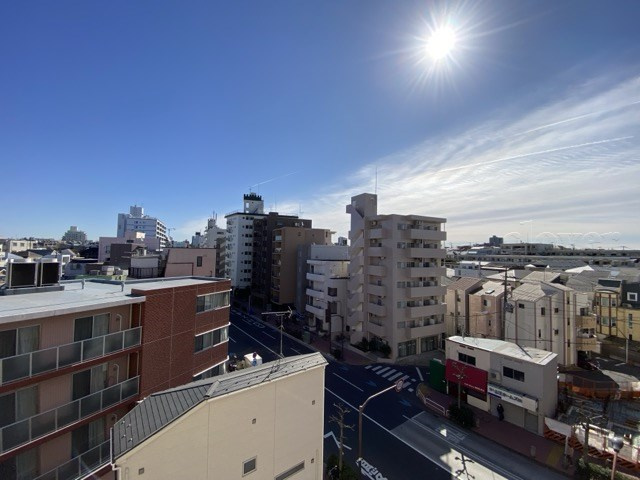 【展望】 | グランドメゾン大森山王 | 眼前に広がる空の雄大さと、このお部屋の自慢の一つである「眺望」をご覧ください。毎日、この景色を独り占めできる新生活に夢が広がります。～即日のご見学可能～　お問合せはお気軽にどうぞ。
