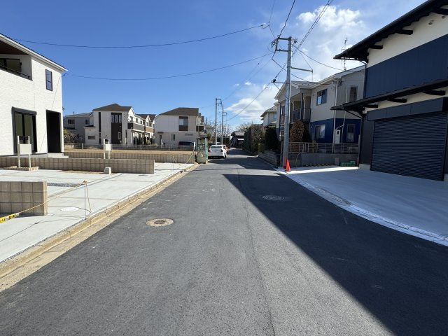 松戸市新松戸７丁目新築戸建【新松戸西小学校：6分】の前面道路含む現地写真|南側前面道路・幅員約6ｍ