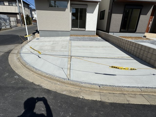 松戸市新松戸７丁目新築戸建【新松戸西小学校：6分】の駐車場|1号棟駐車スペース・並列2台駐車可
