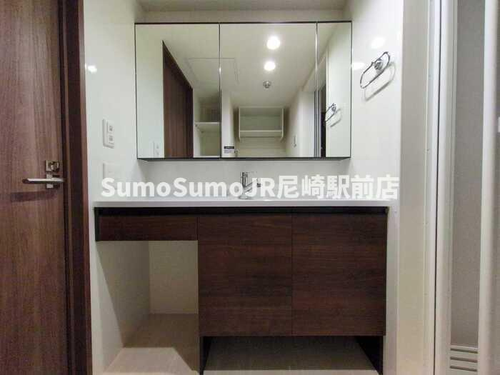 アグレアーブル立花の独立洗面台|独立洗面台、小物を置くことができて便利です