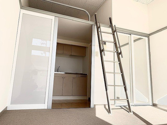 レオパレスレヴェルベールⅠの居間・リビング