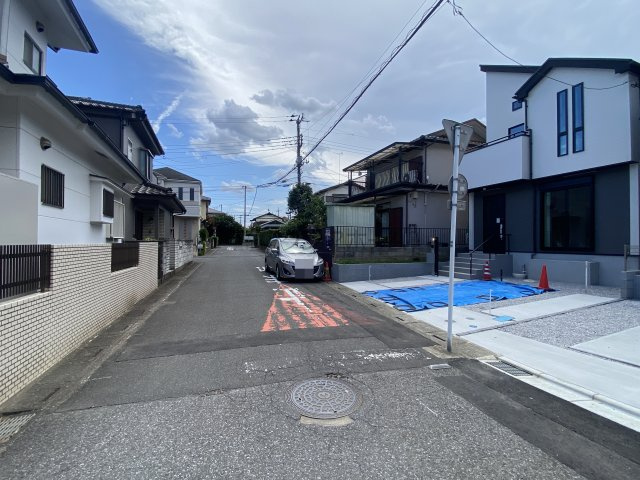 入間市久保稲荷1丁目・全2棟　新築一戸建　1号棟の前面道路含む現地写真|前面道路は広々6ｍ！低層住宅が立ち並ぶ閑静な住宅街です。