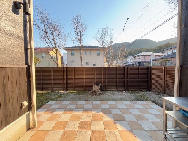 室見が丘１丁目　戸建の庭|庭とテラス、タイルデッキがおしゃれです。