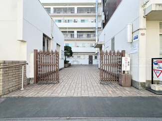 【エントランス】 | マンションの正面エントランス。出入りする人間を癒してくれるマンション入り口であり、その建物の「顔」でもあります。～即日のご見学可能～　お問合せはお気軽にどうぞ。