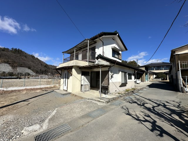 【北杜市須玉町若神子】ガレージ付き建物の外観