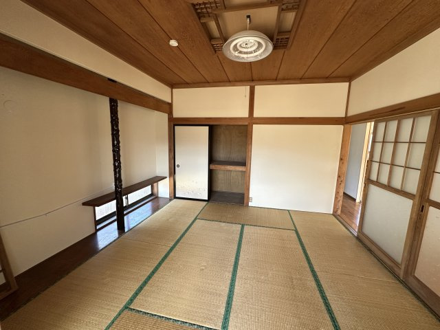 【北杜市須玉町若神子】ガレージ付き建物の和室