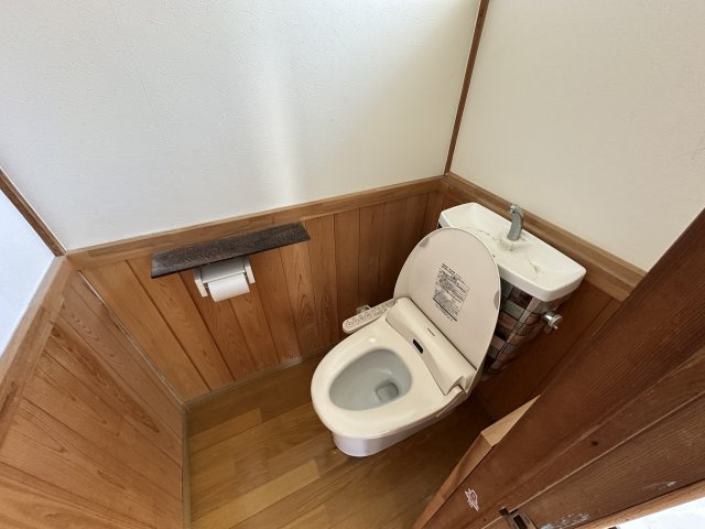 【北杜市須玉町若神子】ガレージ付き建物のトイレ