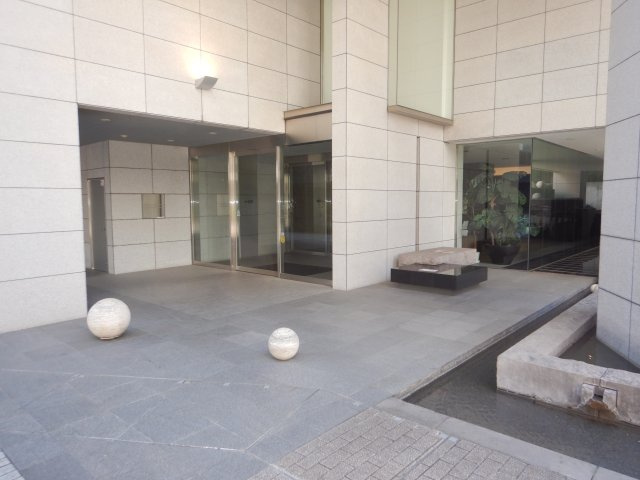 レグノ・グランデ一番町タワーのエントランス