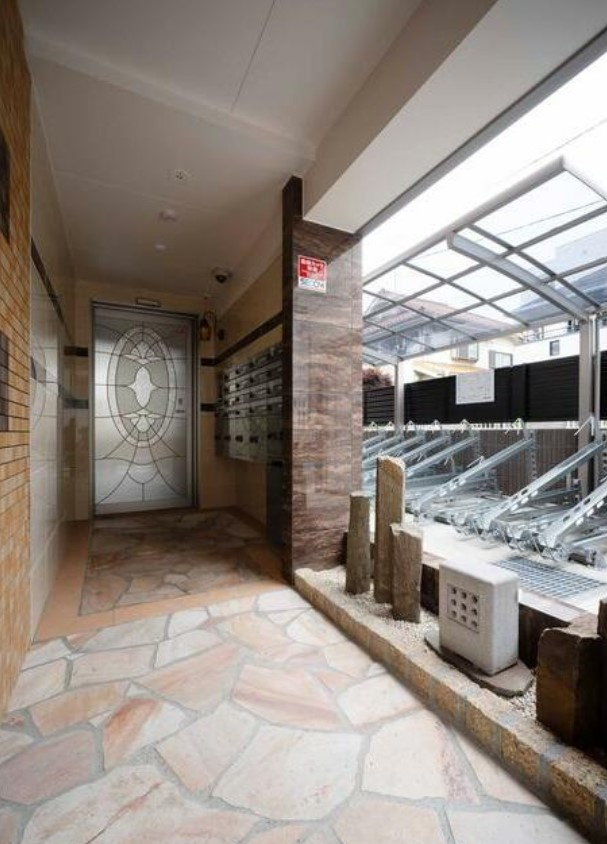 府中市若松町２丁目の賃貸マンションのエントランス