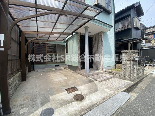 布市町4丁目中古戸建の駐車場|カーポート付きの駐車場があり雨に濡れずにお家に入れます♪