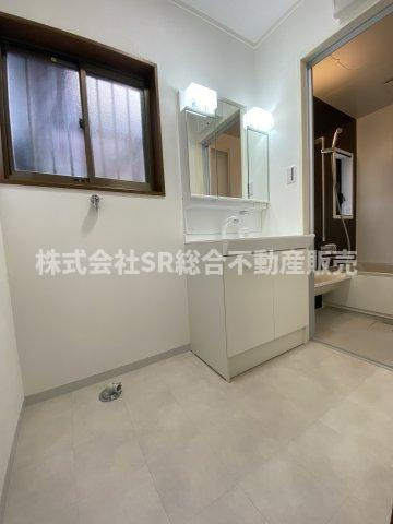 布市町4丁目中古戸建の脱衣所|脱衣スペース広々しています