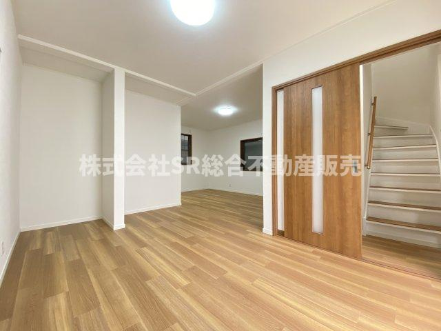 布市町4丁目中古戸建の居間・リビング|使いやすいリビングです