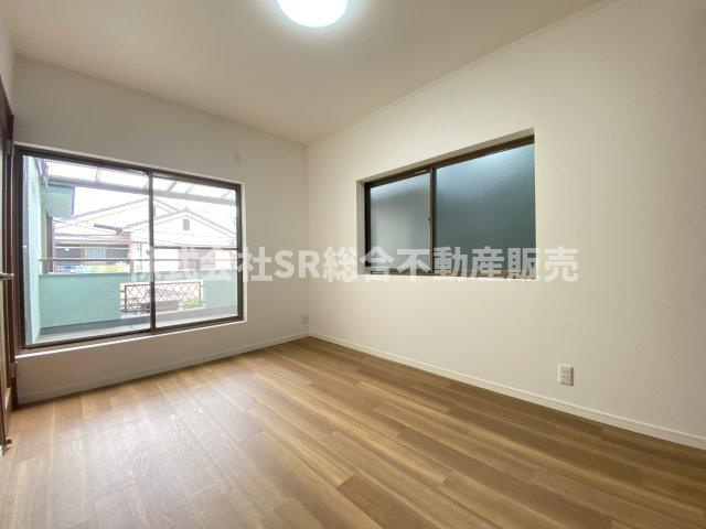 布市町4丁目中古戸建の寝室|2面採光で明るいお部屋です。寝室にいかがでしょうか