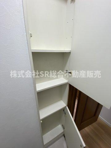 布市町4丁目中古戸建のトイレ|トイレにはこんな収納もございます！小物を収納するのに便利です♪