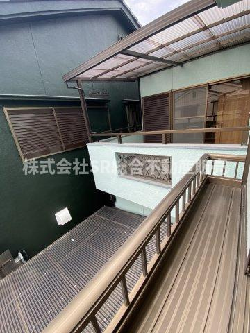 布市町4丁目中古戸建のバルコニー|洗濯物を干すことはできませんが、植木鉢を置いたりできますよ♪