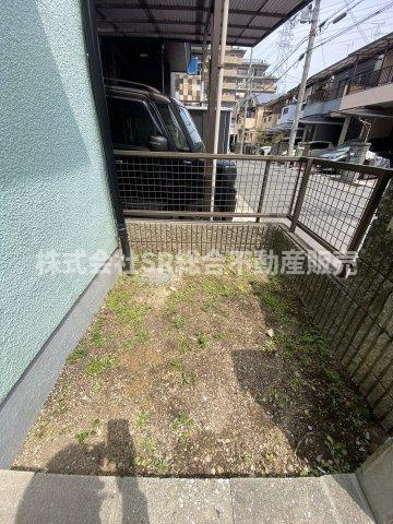 布市町4丁目中古戸建の庭|小さいですが、植物を育てることもできます♪