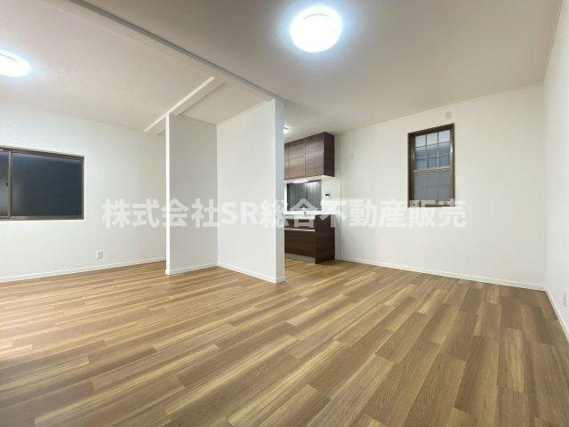 布市町4丁目中古戸建の居間・リビング|ゆったりとしたリビングです