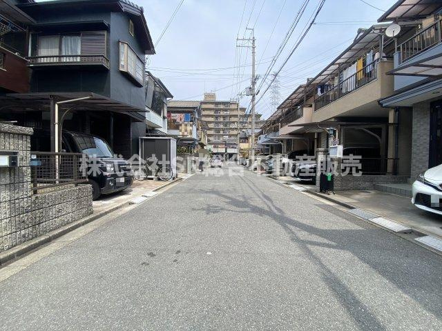 布市町4丁目中古戸建の前面道路含む現地写真|前面道路含む現地写真です