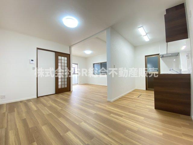 布市町4丁目中古戸建の居間・リビング|広々17帖のリビング♪ゆったりとご家族でお過ごし頂けます！