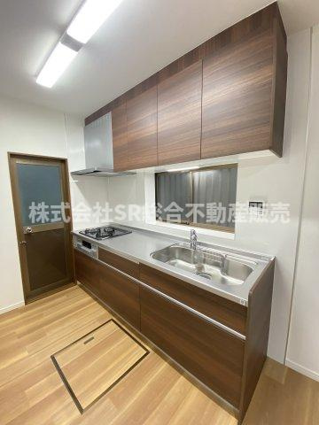 布市町4丁目中古戸建のキッチン|キッチン新調されたばかりです♪落ち着いたブラウンがオシャレです！