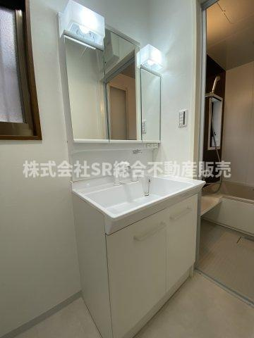 布市町4丁目中古戸建の独立洗面台|朝の身支度には欠かせない独立洗面化粧台