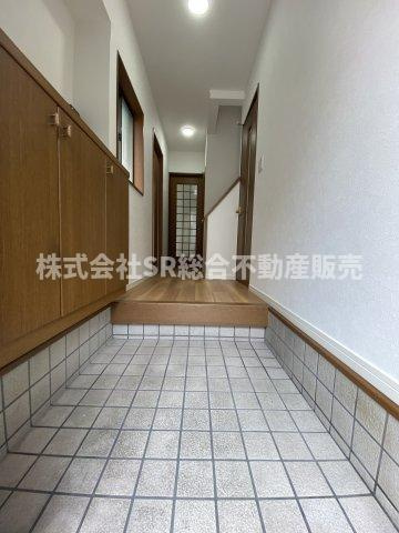 布市町4丁目中古戸建の玄関|玄関にはシューズボックスもございます！