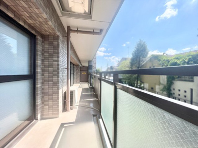 【バルコニー】 | パデシオン桃山南 | 西向きのバルコニーはワイドバルコニーですので、洗濯物がたくさん干せます(^^)/
角部屋につき風通し良好です♪